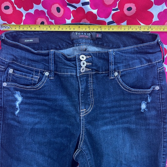 👖Torrid Premium Blue Denim Mid Rise Stretchy Distressed Jegging👖 - Picture 14 of 16